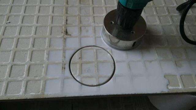 墙砖上打孔技巧视频(在墙砖上打孔怎么打墙砖才不会破)