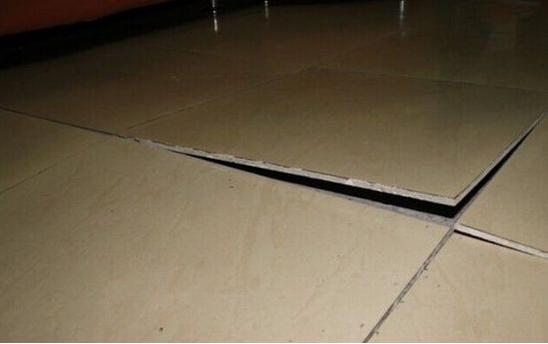 墙上瓷砖烂了一点边缝怎么办(墙上瓷砖烂了一点边缝怎么办视频)