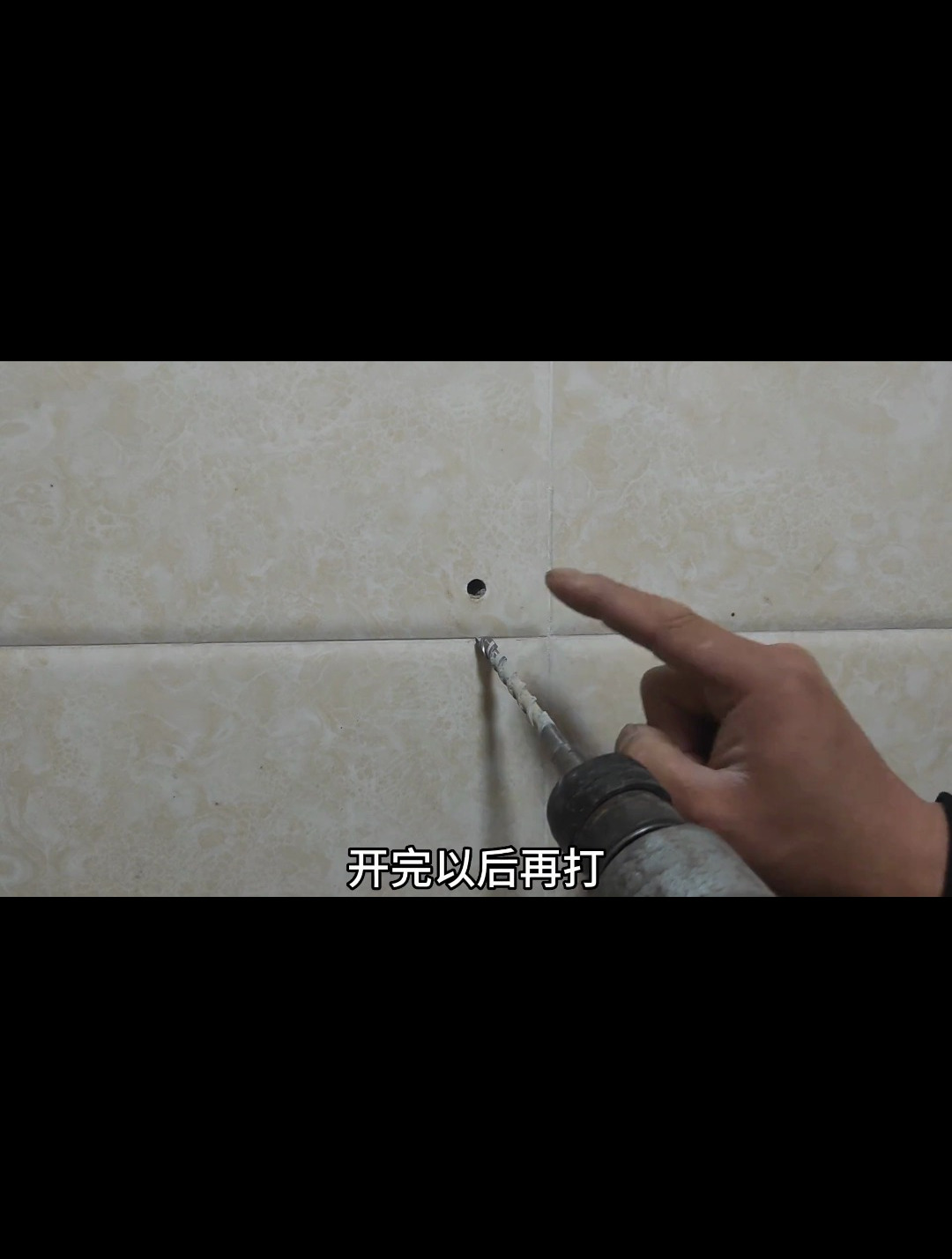 墙砖上打孔技巧(墙砖上打的孔如何修补)