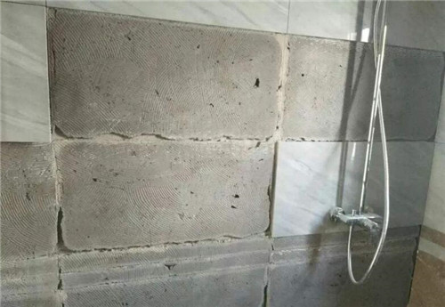 地砖中间空鼓不想砸砖怎么处理好看(地砖中间空鼓不想砸砖怎么处理好看视频)